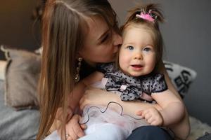 mãe e filha se divertem juntos antes do natal. foto