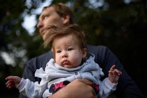 jovem pai se divertindo com sua filha no parque foto