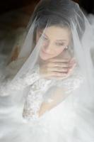retrato de uma jovem noiva linda um tiro de alto ângulo. foto
