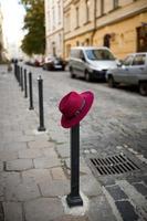 chapéu de senhoras vermelho em um pilar foto