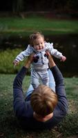 jovem pai se divertindo com sua filha no parque foto