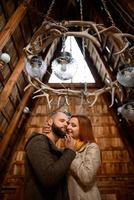 feche o retrato de casal feliz e sorridente no amor, cara beijando sua namorada. foto