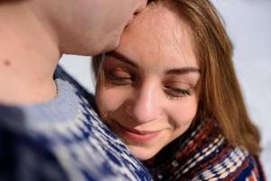 amor no inverno, silhueta de casal no fundo da floresta, dupla exposição foto