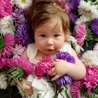 menina de vestido azul, brincando com um monte de tulipas cor de rosa. criança em casa no berçário ensolarado. criança se divertindo com flores foto