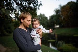 jovem pai se divertindo com sua filha no parque foto