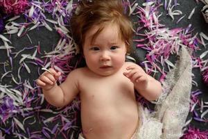 retrato de uma doce menina com uma coroa de flores na cabeça dentro de casa foto