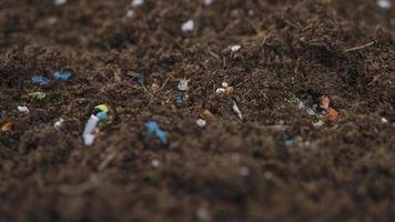 poluição plástica não reciclável no solo. foto
