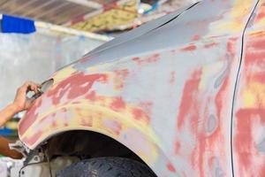 carro se prepara para a pintura, conceito de reparação de automóveis foto