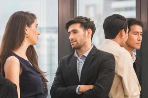 mulher de negócios e empresário conversando outros no escritório, equipe de negócios fazendo uma pausa e relaxando foto