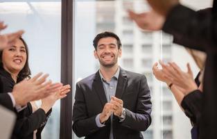 equipe bem-sucedida de jovens empresários de perspectiva no escritório, grupo de negócios comemorando após a reunião, conceito de sucesso e trabalho em equipe foto