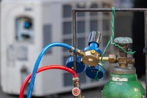 medidor de pressão em gases combustíveis e tanque de oxigênio para soldar ou cortar metais, soldagem oxi-combustível e corte oxi-combustível foto