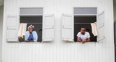 alegre casal afro-americano na janela, conceitos de família de felicidade foto