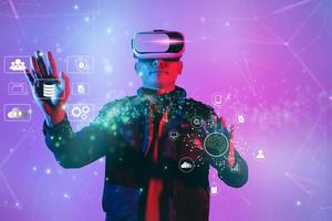 tecnologia do mundo cibernético digital metaverse, homem com óculos de realidade virtual vr jogando um jogo de realidade aumentada e entretenimento foto