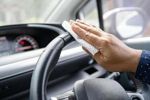 nova mulher trabalhadora asiática normal limpa no carro para proteger o coronavírus de segurança. foto