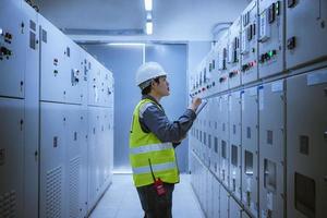 engenheiro verificando e inspecionando no painel mdb. eles trabalham com quadro elétrico para verificar a faixa de tensão trabalhando na fábrica de quadros de distribuição principal. foto