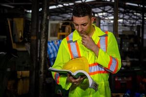 engenharia da indústria e trabalho em equipe usando controle uniforme de segurança operando máquina de moagem de torno trabalhando na fábrica da indústria. foto