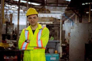 engenharia da indústria e trabalho em equipe usando controle uniforme de segurança operando máquina de moagem de torno trabalhando na fábrica da indústria. foto