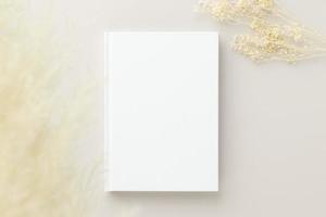 maquete de capa em branco de livro branco em um fundo bege, postura plana, maquete foto