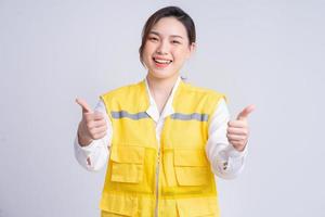 retrato de engenheiro de construção feminino asiático em fundo branco foto