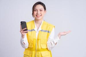 retrato de engenheiro de construção feminino asiático em fundo branco foto