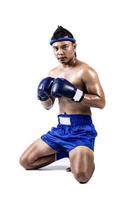 boxer tailandês com ação de boxe tailandês, isolado no fundo branco foto