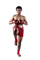 muay thai, homem asiático exercitando boxe tailandês isolado no fundo branco foto