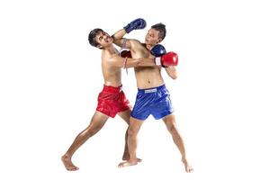 dois boxeadores tailandeses exercitando a arte marcial tradicional, isolada no fundo branco foto