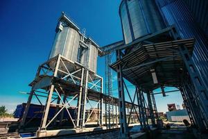 conjunto de tanques de armazenamento cultivado culturas agrícolas processamento pl foto