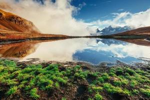 lago da montanha koruldi. superior svaneti, geórgia, europa. foto