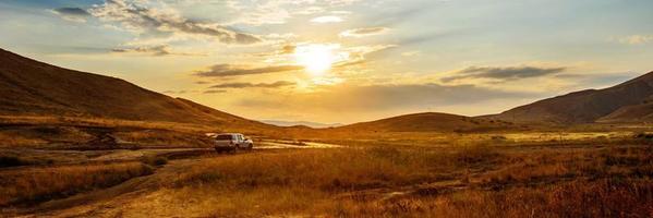 carro ao pôr do sol foto