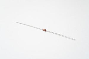 close-up de diodo zenor isolado no fundo branco. um diodo zener no branco foto