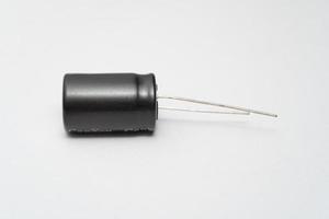 capacitor isolado, usado em dispositivo eletrônico. conceito de peças eletrônicas. foto