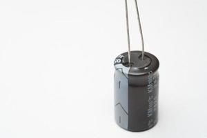 capacitor isolado, usado em dispositivo eletrônico. conceito de peças eletrônicas. foto