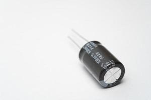 capacitor isolado, usado em dispositivo eletrônico. conceito de peças eletrônicas. foto