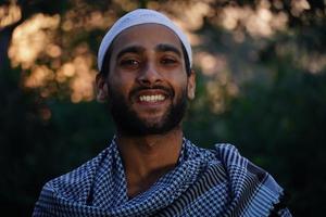 homem muçulmano indiano sorrindo imagem foto