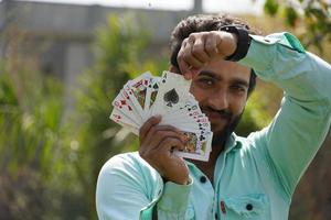 jogando cartas na mão com um homem e mostrando um cartão - conceito de pôquer foto