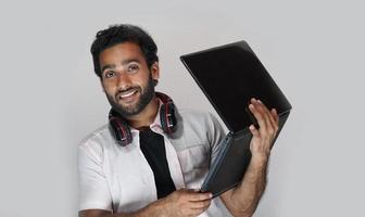 homem mostrando seu anúncio de laptop para assistir a aulas de vídeo - conceito de educação on-line de jogos foto