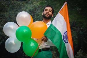 imagem do dia da independência indiana com balões coloridos nas cores da bandeira indiana foto