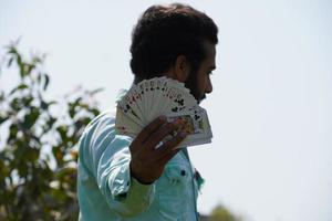 jogando cartas na mão com um homem - conceito de pôquer foto