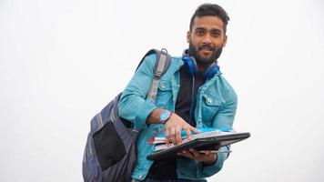 jovem estudante de colagem com laptop e livros - homem com imagem isolada de laptop foto