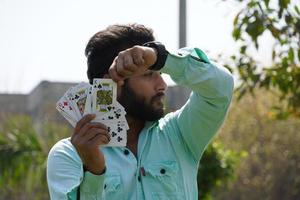 jogando cartas na mão com um homem e shiowing king card - conceito de pôquer foto