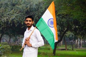 menino indiano com imagem de bandeira indiana 26 de janeiro imagens do dia da república foto