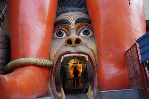 uma vista de perto da entrada da imponente estátua de hanuman perto da estação de metrô jhandewala em nova delhi foto