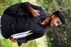 estudante de imagem de estudante indiano vai para a faculdade com livros e volta foto