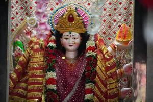 estátua fofa de durga devi no templo foto