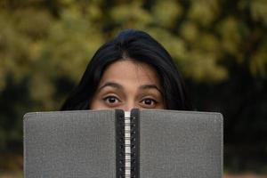 estudante universitário eu imagem com o conceito de leitura e escrita de livros foto