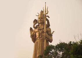 estátua de deus hindu shiva com bela paisagem - imagem de deus shiva foto