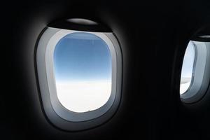 vista da janela do avião para o céu nublado e a terra. bela paisagem da cabine do avião. voando sem medo de voar, incidentes e turbulências. foto