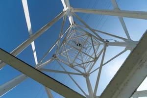 torre de transmissão, vista de baixo. torre de linha de energia de pilão aéreo, distribuição e transmissão de energia elétrica em grandes distâncias. foto