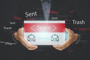 conceito de e-mail com laptop spam e vírus computador monitor conceito de segurança na internet, empresário lendo correio eletrônico com um laptop. spam, lixo eletrônico e e-marketing na tela, aviso pop-up de e-mail de spam. foto